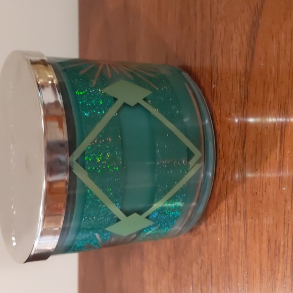 Merry Mistletoe 3 Wick Candle Bath & Body Works - Picture 2 of 7